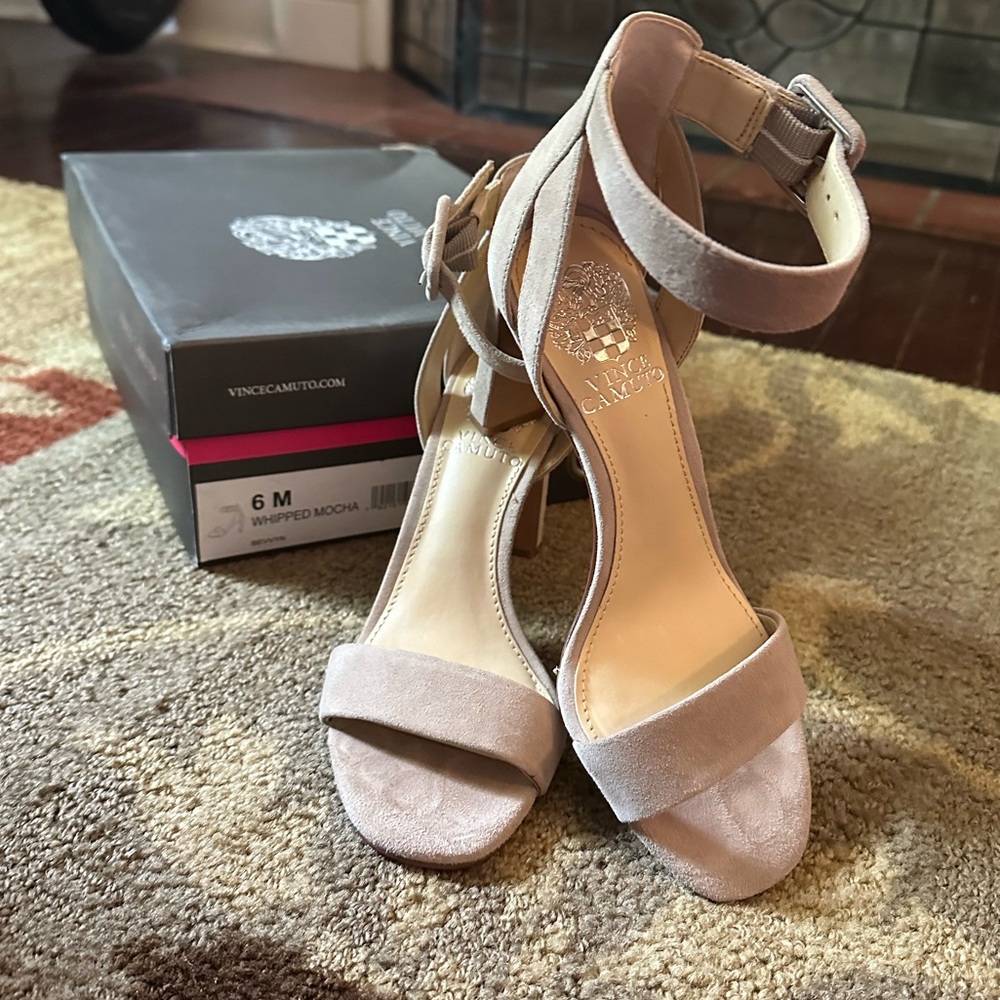 EUC Vince Camuto Bevvyn